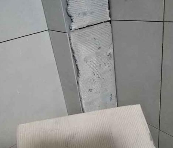 札达瓷砖空鼓维修公司分享下厨房瓷砖脱落的补救措施。